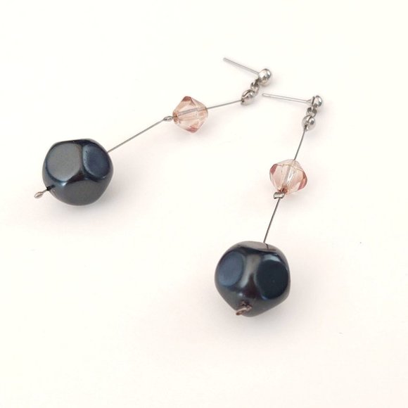 Pale cognac and black bead dangle earrings - Picture 9 of 9
